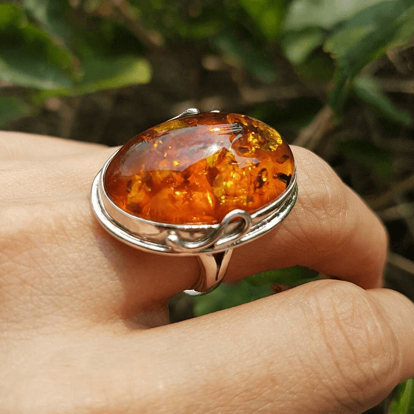 кольцо с янтарем